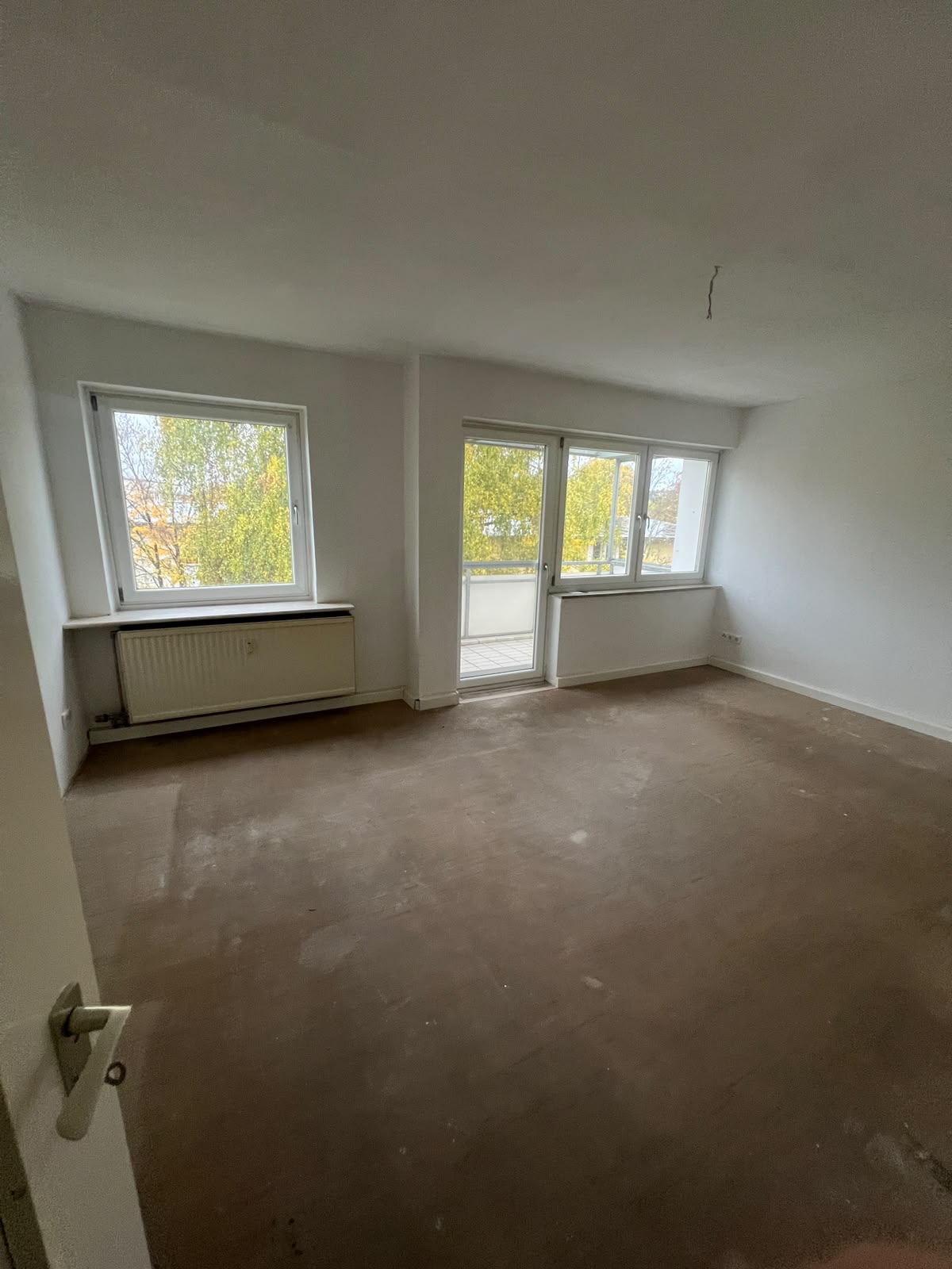 Wohnzimmer mit Balkon – vor der Sanierung