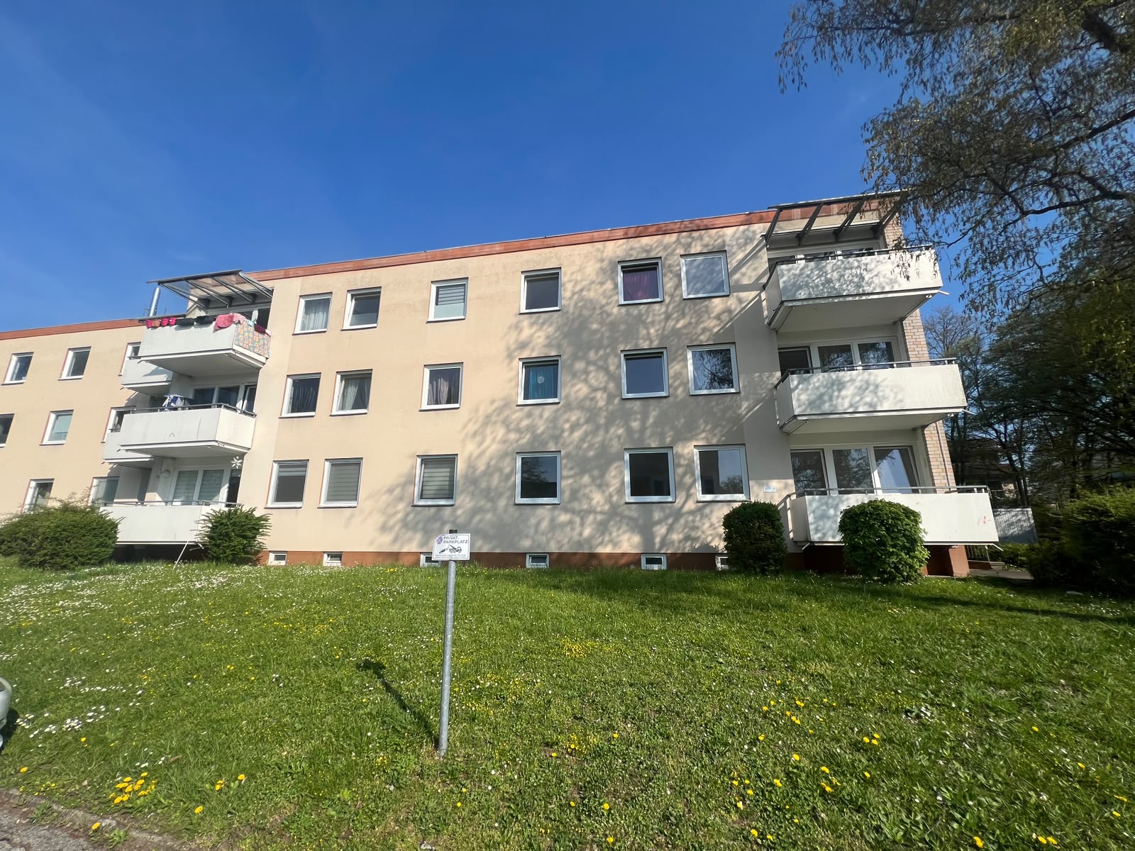 Fassade am Baumschulenweg – vor der Sanierung