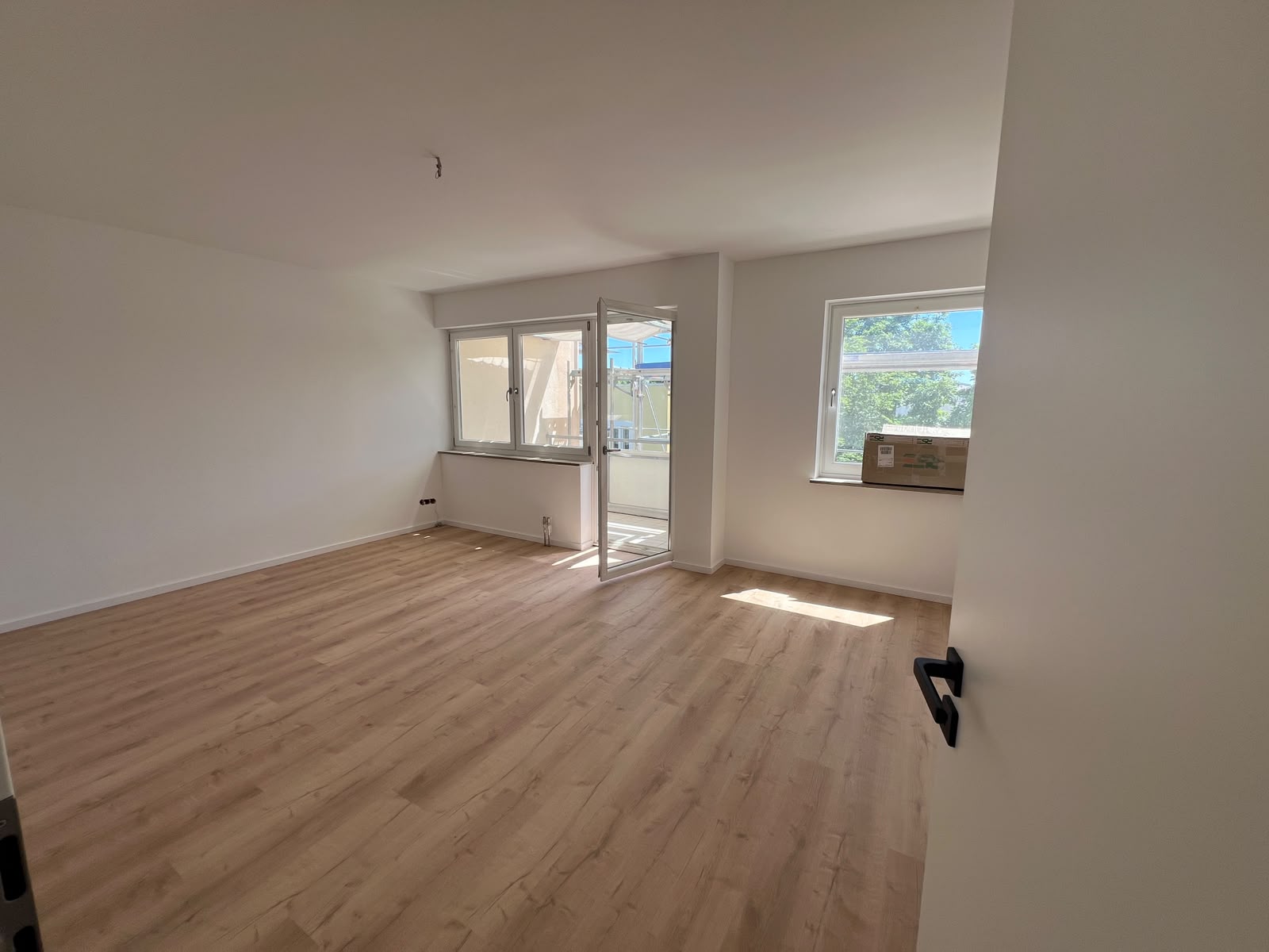 Wohnzimmer mit Balkon – nach der Sanierung